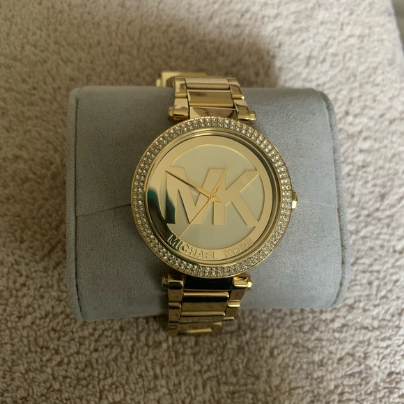 Michael Kors Watch is used and has a few scratches - Picture 6 of 9